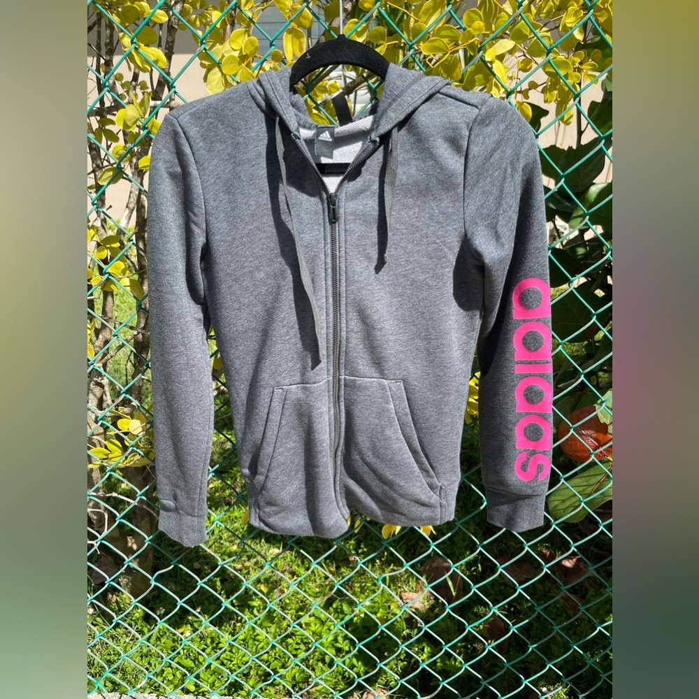 🛍 Adidas Gray Hoodie | Used like new 
$9.00 | X-Small

DM for more info 📩